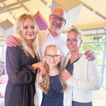 Kleiner Star auf grosser Bühne - Die Familie Täschler: Vater Marc und Mutter Sarah mit den Töchtern Mia und Noée.