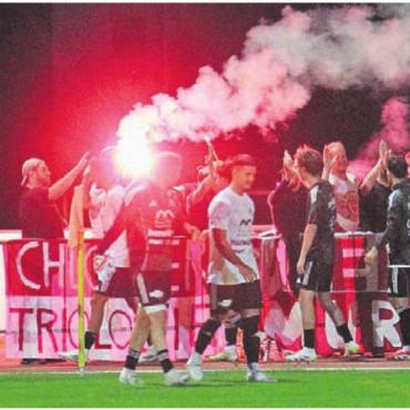 Geduldsprobe gewonnen - Der Murianer Anhang feiert die Mannschaft und das Weiterkommen im Cup. Bild: pf