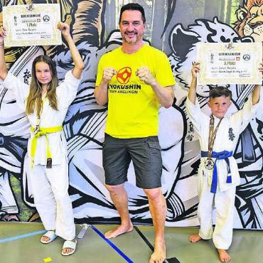 Podestplätze für alle - Die Junioren, v. l.: Alesa Bunjaku, Coach Peter Hubschmid und Ledion Bunjaku. Bild: zg
