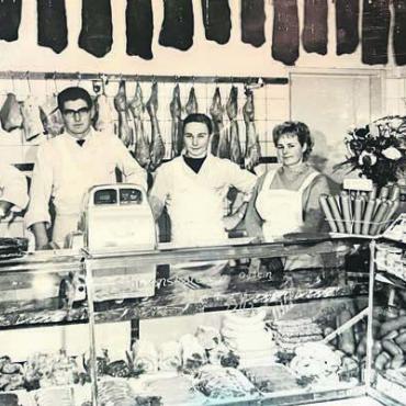 Happy End für Familienbetrieb - Lang ist es her – 1963 war Ernst Köpfli gerade 6 Jahre, als dieses Bild entstanden ist (v. l.): der Vater von Ernst Köpfli, Metzgerbursche Heiri Engel, Lehrling Seppi Steinmann und die Mutter.