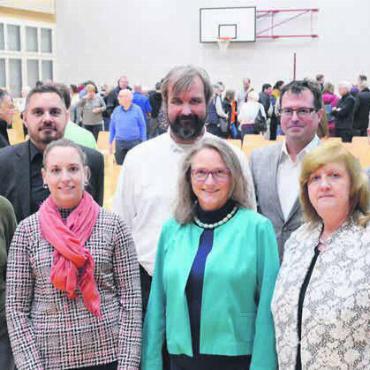 Erdwärme fürs Schulareal - Gemeinderat und Verwaltungsleitung an der Einwohner-«Gmeind» in der Turnhalle Oberlunkhofen. Von links: Isabella Müller, Marco Widmer und Manuela Gloor von der Gemeindeverwaltung, mit den Gemeinderäten Roland Geier, Barbara Weber, Alain Maître (Ammann), Vivienne Graw und Cristian Canis. Bild: Thomas Stöckli