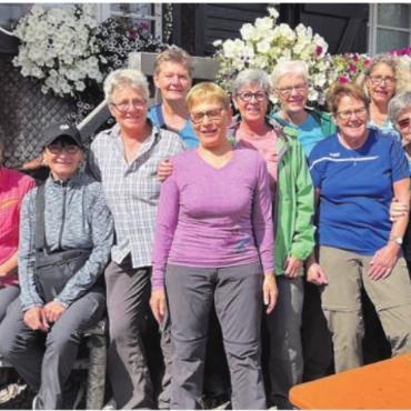 Pausen einfach verlängert - Regencape an, Regencape ab, Sonnenbrille auf, Sonnenbrille ab, es wurde nie langweilig und hat allen viel Spass gemacht. Bild: zg