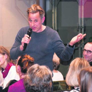 «Wohlen noch schöner machen» - Auch aus der Monti-Familie: Andreas Muntwyler ist mit seiner Partnerin Ulla Tikka und der Compagnie Roikkuva jeweils in der ganzen Schweiz und in Deutschland unterwegs. Und er schätzt es, sich zur Wohler Kulturszene zählen zu dürfen. Bilder: Daniel Marti