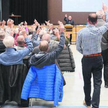Gelebte Demokratie - Die «Gmeind» stimmte dem Kredit mit grossem Mehr zu. Bild: chh
