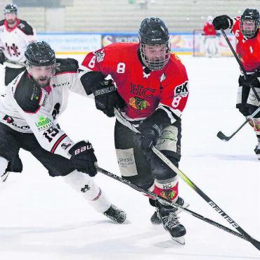 Grosse Chance verpasst - Fi-Gös Marc Seiler (rechts) kämpft mit einem Burgdorf-Spieler um den Puck. Die Fischbach-Gösliker hatten die Möglichkeit, in der Serie in Führung zu gehen. Bild: Josip Lasic