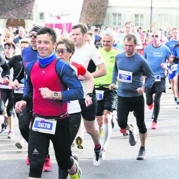 Quantität trifft Qualität - Am 24. Februar wird es rappelvoll im Städtli. Der Reusslauf wird über 2300 Läufer nach Bremgarten locken. Bild: Archiv/jl