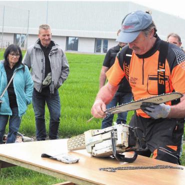 Kette in 16 Sekunden gewechselt - Wettkämpfer Andi Budliger demonstriert, wie schnell er die Kette an seiner Motorsäge wechseln kann. Bild: Annemarie Keusch