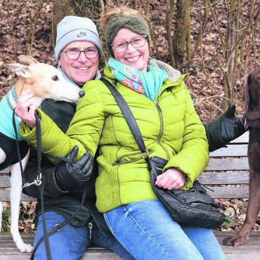 Mit Haut und Fell verliebt - Amor hat bei Brigitte Kunz und Jörg Theiler zugeschlagen. Ihre Liebe zu Hunden, insbesondere zu Sunny (links) und Nala, hat nicht unwesentlich dazu beigetragen, dass auch sie sich ineinander verliebt haben. Bild: Sabrina Salm