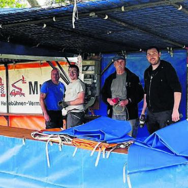 Ein Hoch auf die Helfer - Die Helfer sind an den letzten Aufbauarbeiten dran. In wenigen Tagen steigt das Pfingstcross. Bilder: zg