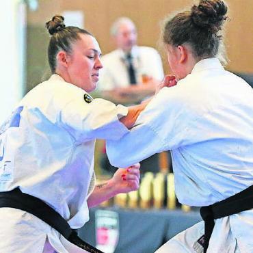 Auftritt auf dem Welt-Tatami - Angela Felber (links) vertrat die Schweizer Farben an der WM in Japan. Dieses Bild stammt von der SM in Wohlen im Frühling 2025. Bild: Archiv