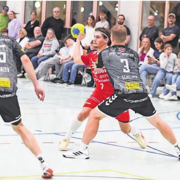 Unnötig gezittert - Am Ende der Matchwinner: Janis Furter (am Ball) im Spiel in Muotathal. 
Bild: tvm