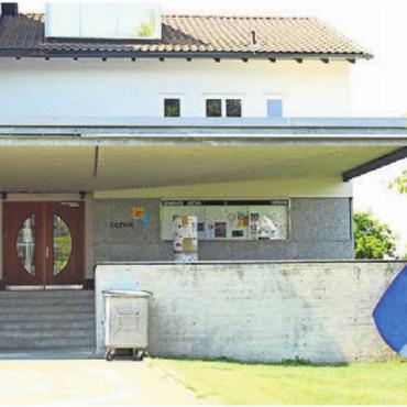 Es braucht mehr Schulraum - Uezwil beschäftigt sich mit der Weiterentwicklung des bestehenden Gemeindehauses mit Schule, Verwaltung und Sporthalle. Bild: Archiv