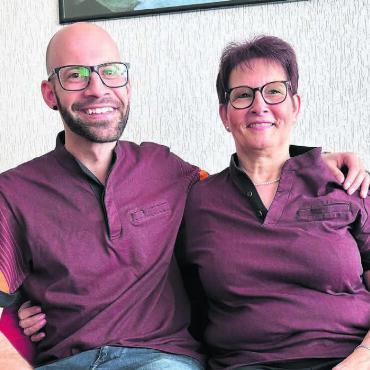 Lauter Migros-Kinder - Mutter Brigitte Schalch arbeitete 49 Jahre bei der Migros, meist in Wohlen. Ihr Sohn Sandro mittlerweile 19 Jahre. Er ist Filialleiter in Schönenwerd. Bild: Stefan Sprenger