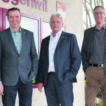 Jetzt bei den Vollprofis - Verkäufer und Käufer zeigten sich vollumfänglich zufrieden: (v. l.) Reto Lanz (Leiter AEW Regional-Center Bremgarten), David Gautschi (Leiter Geschäftsbereich Netze a. i. AEW), Walter Bürgi (Gemeindeschreiber), Roland Belser (Gemeinderat und Ressortvorsteher) und Roger Hausherr (Gemeindeammann). Bild: rwi