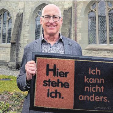 «War bereit, für Gott zu sterben» - Er konnte zuweilen auch nicht anders: Martin Luthers berühmtes Zitat passt bestens zum Werdegang von Ruedi Bertschi – und zu seinem stimmigen Fussabtreter. Bild: Marco Huwyler