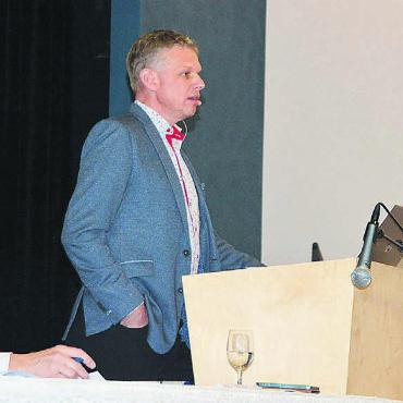 Ohne Diskussion zum Bier - Erfuhren viel Zustimmung, von links: Gemeindeschreiber Frank Koch, Ammann Simon Zubler und die Gemeinderäte Jörg Ackermann und Pascal Vontobel. Bild: Annemarie Keusch