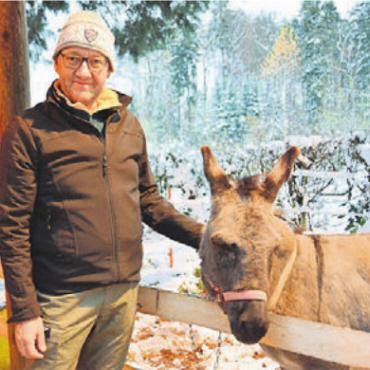 Zeigen, wo der Samichlaus wohnt - Esel Bico ist ein Bekannter, er wohnt schon länger beim Samichlaus im Maiholz.