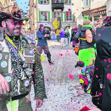 Fantastisches Städtli - In den Gassen der Altstadt wurde so manche Konfettischlacht geschlagen. Die fleissigen Werkhof-Mitarbeitenden haben im Anschluss einiges zu tun.
