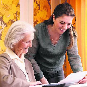 Unterstützung bei administrativen Aufgaben - Frau Meier freut sich über die Unterstützung und lässt sich alles genau erklären.