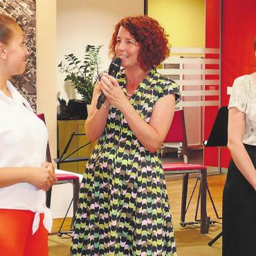 Gediegenes Familientreffen - Geschäftsleiterin Andrea Beetschen Schaad (Mitte) begrüsste zwei neue Mitarbeiterinnen: Julia Schuler (rechts) wird die Abteilung Hauswirtschaft übernehmen, Lucia Garajova (links) als stellvertretende Leiterin der Pflegeabteilung wirken. Bilder: Stefan Treier