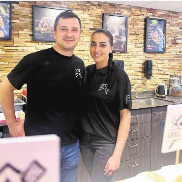 Mehr als eine «Grill Ecke» - Fikret Jukic und seine Frau Hilda eröffneten am Samstag ihr Lokal. Bild: spr