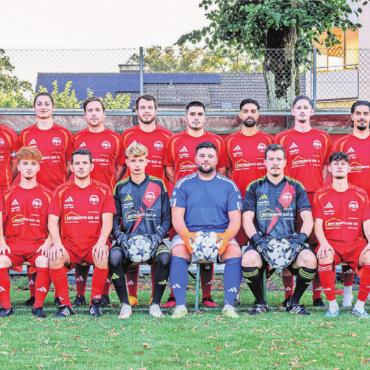Mission Ligaerhalt - FC Bremgarten, Saison 2024/25, hinten, von links: Chad Evans (Präsident), Oliver Zimmermann (Aktivverantwortlicher), Leart Hoxha, Yunus Aslan, Luca Frey, Roger Karli, Nigel Widmer, Halil Hoxhaj, Wares Nazar, Aurel Kabashi, Massi Ghulam, Kastriot Golaj, Tuncay Firinci (Trainer), Hakan Kul (Co-Trainer). Vorne: Nicolas Baumann, Flavio Eichholzer, Shpend Gashi, Alessio Murciano, Fabio Russo, Ferhat Firinci, Jarno Hard, Markus Brunner, Marc Isler. Es fehlen: Timo Jenni, Colin Saxer, Sven Trottmann, Andrea Rüppel, Almir Pnishi, Marko Grabovica, Shpresim Gutaj, Rafi Ahmadi, Kavilash Arultharan, Adam Belaouche, Luca Blumer.