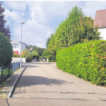Jetzt erfolgt die Umsetzung - Der Weg vom Dorfplatz zur Schulanlage wird gesperrt, das Pfarreilokal darf noch angefahren werden, danach gilt ein Fahrverbot. Bild: chh