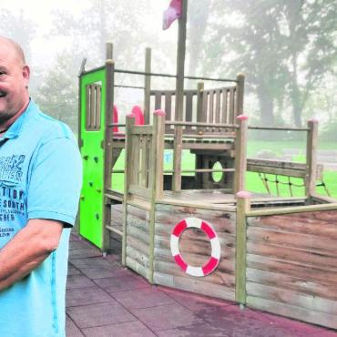 Topzahlen im Jubiläumsjahr - Roger Marti wünscht sich, dass Eltern ihre Kinder in der Badi besser beaufsichtigen. Auf den Spielplätzen – vor allem aber auch in der Nähe des Wassers. Bild: Marco Huwyler