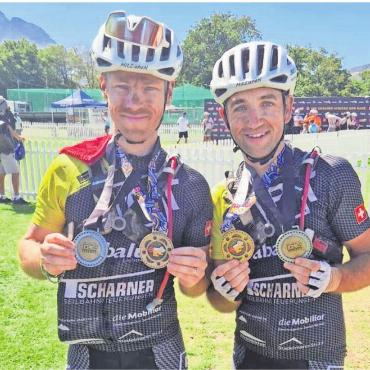 Zu Legenden geworden - Sie sind Finisher am Cape Epic. Und da sie drei der vier grössten Mountainbike-Rennen absolviert haben, dürfen sie sich «Epic Legends» nennen: der Sarmenstorfer Stefan Horber (rechts) und Dominik Bürkli. Bild: zg
