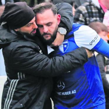 Ein Punkt, zwei Wermutstropfen - Co-Trainer Ivano Rizzo (links) zieht Patrik Gjidoda von der Spielermeute weg. Den Platzverweis für den Stürmer kann er damit nicht mehr verhindern. Gjidoda: «Ich wollte nur meinen Mitspieler schützen.» Bild: Josip Lasic