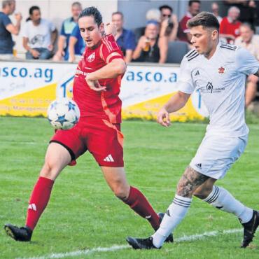 Im Derby zur Wende - Timo Jenni (links) spielt für den FC Bremgarten, seit er 13 Jahre alt ist. Er ist dem Verein im Sommer treu geblieben und will jetzt gegen Wohlen U23 den ersten Sieg einfahren. Bild: André Griffel