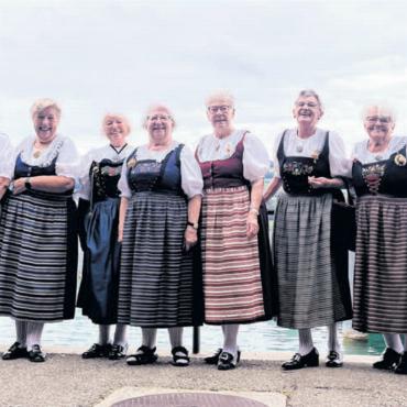 Warum in die Ferne schweifen - Die Trachtengruppe Wohlen zog es dieses Jahr zu einer Rundfahrt auf und an den nahen Hallwilersee. Bild: zg