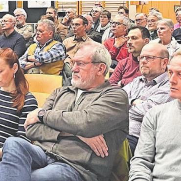 Breit abgestützte Grundlage - Das Thema «Revision Nutzungsplanung» interessiert die Einwohnerinnen und Einwohner von Niederwil. Bilder: Walter Minder