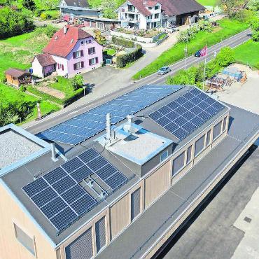 Strategie präsentiert - Betreffend Solarenergie soll es in Wohlen weiter vorwärtsgehen: Es ist ein Ausbau von knapp 4 Quadratmetern pro Einwohner auf 5,5 Quadratmeter bis Ende 2030 vorgesehen. – Im Bild der Werkhof des Kantons Aargau mit seinem Solardach.