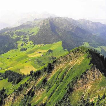 Ferienbilder - Kunst trifft Himmel - Stanserhorn. Romy Latscha aus Villmergen hat dieses Bild Ende Juni aufgenommen. «Auf der Wanderung nach Wirzweli herrschte endlich mal trockenes Wetter», schreibt sie dazu.