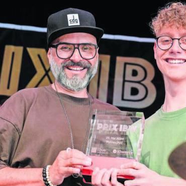 «Alle haben super performt» - Er überzeugte Jury und Publikum mit Musikalität und Rhythmusgefühl: Joshua Woodtli (rechts) mit seinem Lehrer Micha Dettwyler. Bild: Felix Wey