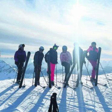 Ganz viel Sonne tanken - Da könnte man glatt neidisch werden: Dieser Bildergruss traf aus dem Schneesportlager in der Lenzerheide ein. Bild: zg