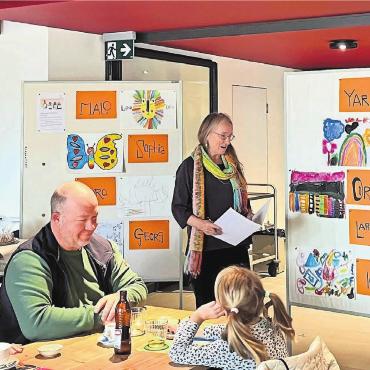 Tischset-Design aus Kinderhand - Monika Küng präsentiert die besten Arbeiten im Malwettbewerb. Bild: wam
