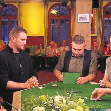 Auch als Russi-Ersatz brilliert - Ganz konzentriert bei der zweiten Sendung (von links): Angela Stimpfl, Schwingerkönig Armon Orlik, Ex-Schwingerkönig Jörg Abderhalden und Moderatorin Fabienne Gyr und ein Jasser aus dem Publikum.
