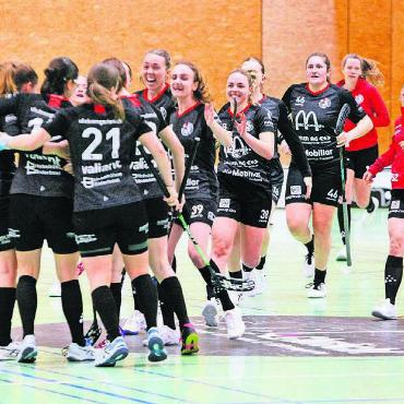 «Alles, was folgt, ist ein Bonus» - Riesenjubel beim UHC Bremgarten. Die Aufsteigerinnen sichern sich ein weiteres Jahr in der NLB. Bild: Josip Lasic