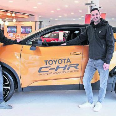 Neuheiten im Blickpunkt - Geschäftsleiter Markus Dubler (links) und sein Bruder Andreas Dubler, Werkstatt und Carrosserie, freuen sich, Bild: mo
