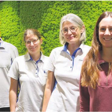 Brücke zwischen Medizin und Alltag - Im Doktorzentrum Mutschellen wurde mit dem Pilotprojekt Sozialbegleitung in Hausarztpraxen gestartet. Die Hausärzte Andreas Weisshaar und Michela Iten, Sozialbegleiterin Jacqueline Räz und Medizinische Praxiskoordinatorin Kelly Kilchmann stellen das aufstrebende Modell vor. Bild: Sabrina Salm