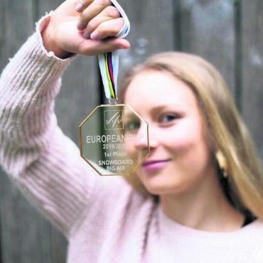 Die «Elfe» sagt Lebewohl - Lia-Mara Bösch mit der Medaille für den Europacup-Tour-Gesamtsieg 2019/20. Sie kann auf eine Karriere mit vielen Höhepunkten zurückblicken.
