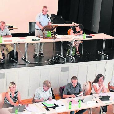 «Anpassung an die Realität» - Gemeinderat (unten) und Einwohnerrat waren sich bei den Stellenerhöhungen mehrheitlich einig. Bild: Daniel Marti