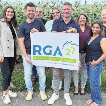 Mit dem Schnellzug - Sie geben alles, dass die Reusstaler Gewerbeausstellung (RGA) im April 2027 ein voller Erfolg wird: (von links) Thomas Schärer (Technik), Janine Hubschmid (Standbau), Raphael Peterhans (Bau allgemein), Peter Stenz (Kassier), Tanja Kobel (Vertretung Schulanlage), Pascal Hufschmid (OK-Präsident, Präsident Gewerbeverein), Cornelia Oldani (Sekretariat), Colleen Furrer (Festwirtschaft), René Maurer (Web/Grafik). Nicht anwesend: Bruno Hufschmid (Dekoration), Martin Nietlispach (Medien/PR/Werbung) und Sabrina Seiler (Verkehr/Sanität). Bild: zg
