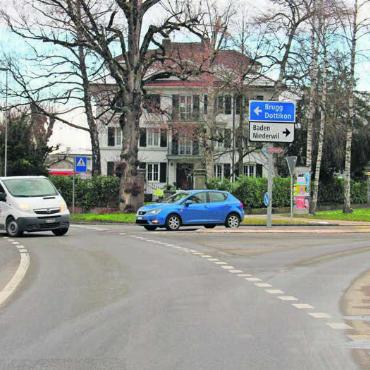 Belastung bleibt konstant - Der Knoten Jurastrasse/Niederwilerstrasse/Anglikerstrasse ist bereits heute stark belastet. Gemäss Finanzplan sollte ein Kreisel für Entspannung sorgen, diese Verbesserung sollte in den Jahren 2027 bis 2029 realisiert werden. Bilder: mo