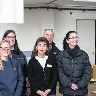 Das Glück verpackt - Melanie Zürcher, Lilian Kuhn, Regula Kiechle, Geschäftsführerin SRK, Johannes Muntwyler, Zirkusdirektor, Annette Ebert, Leiterin Regionalstelle Freiamt, und Mario Muntwyler im Einsatz für «2x Weihnachten». Bild: pd