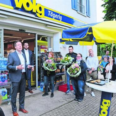 Ort mit wichtiger Funktion - Das Interesse war gross am Tag der offiziellen Eröffnung. Verkaufsleiter Kaspar Gisler freut sich darüber – und bedankt sich beim Verkaufsteam, welches beim Einrichten des Ladens sehr gefordert war. Bild: Chregi Hansen