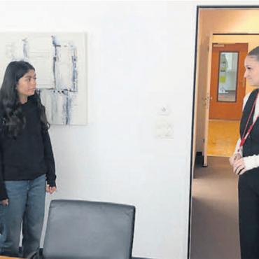 Einblick in die Arbeitswelt - Ronja Inderbitzin (rechts) zeigt ein schlicht aber stilvoll eingerichtetes Sitzungszimmer.