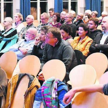 Management wohl zwingend - Viel Publikum im Casino: Das Interesse für allfällige Verbesserungen der Verkehrssituation im Dorfkern ist gross. Bild: Daniel Marti